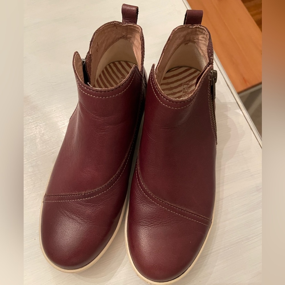 Taos Footwear Burgundy Ankle Boots - Picture 4 of 10